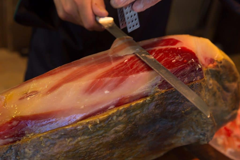 ibéricos. Cortando jamón ibérico