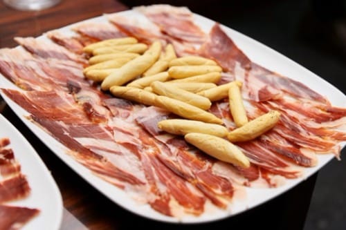 Plato de jamón ibérico. Embutidos ibéricos con pan.