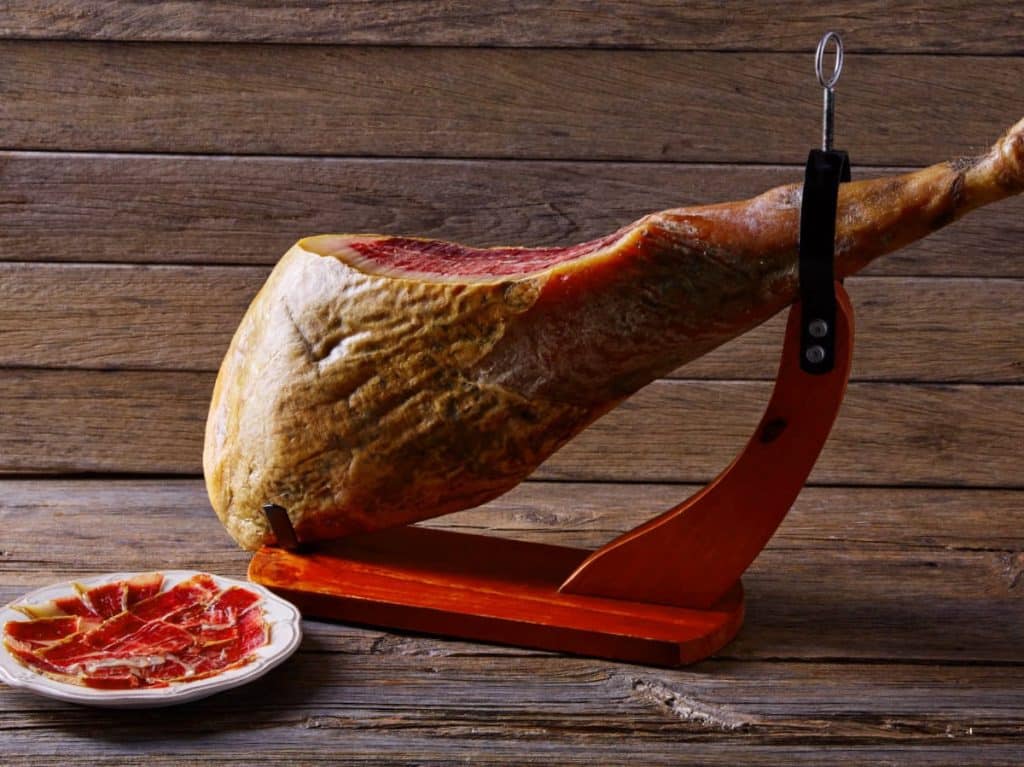 Foto de un jamón en un jamonero. Jamón iberico