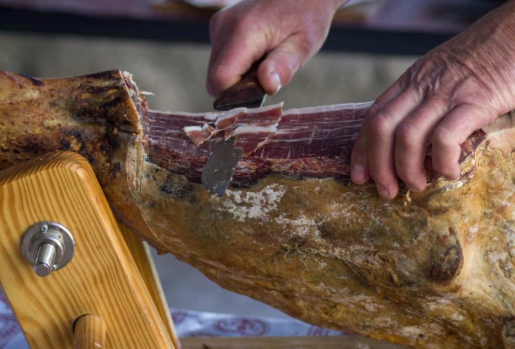 Cortador cortando jamon. Diferencias entre jamón y paletilla