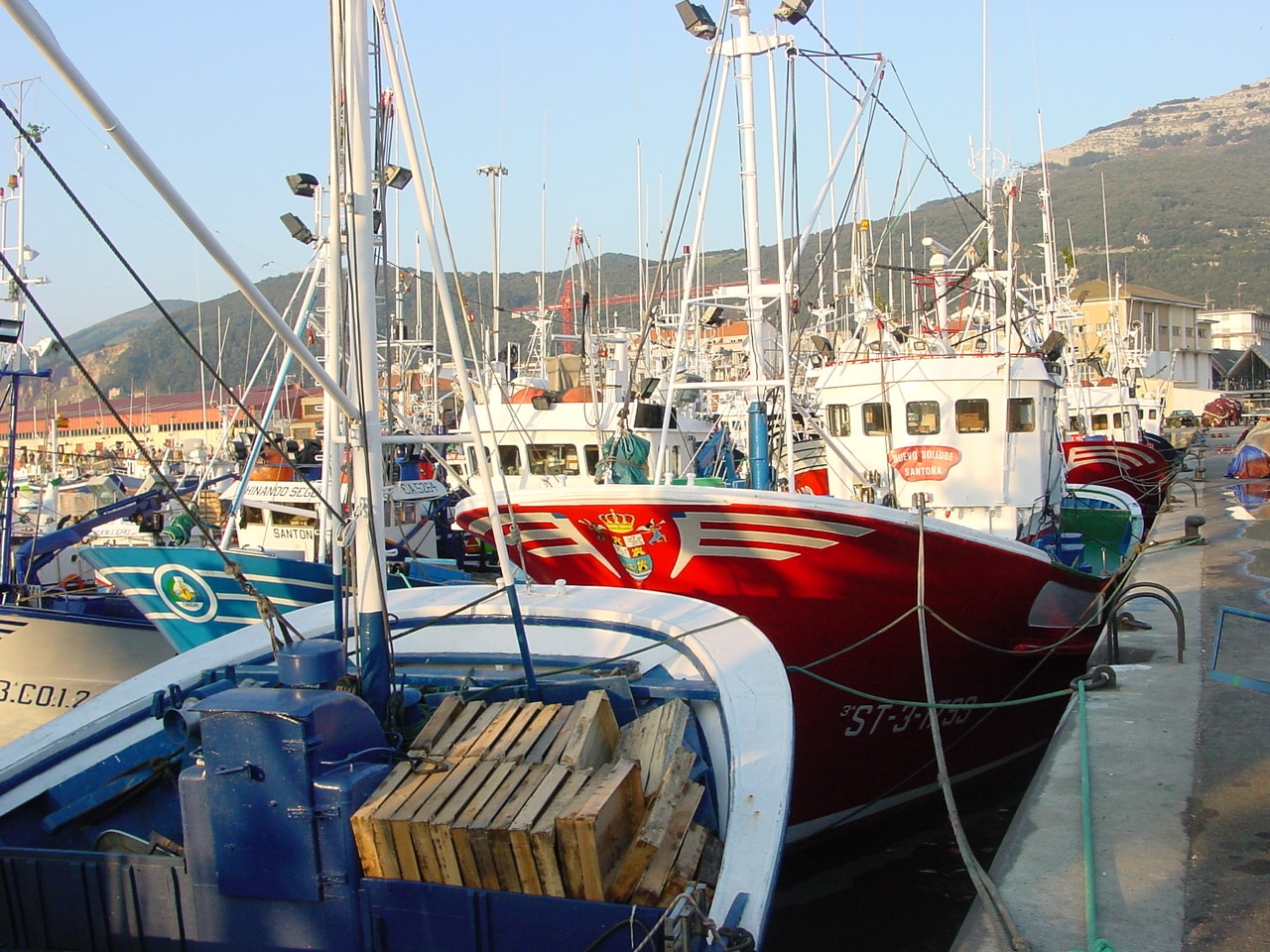 anchoas-de-cantabria-santona-barcos-pesqueros