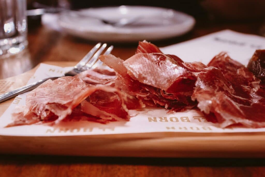 Jamón ibérico con etiqueta de bellota sobre tabla de cortar